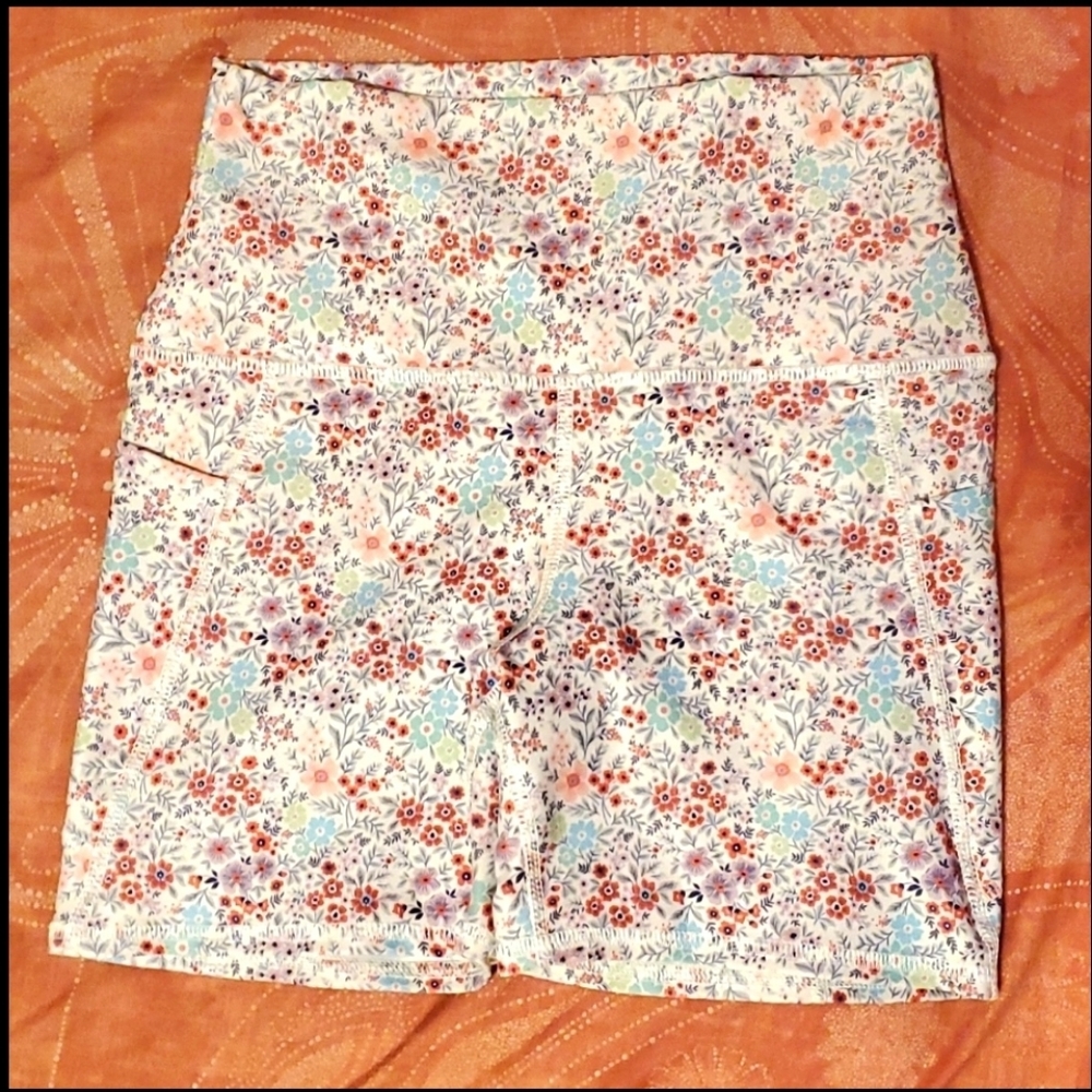 🚩SOLD🚩NWT Women's M Evolution and Creation Floral Biker Shorts with Pockets - Picture 1 of 3